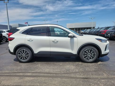 New 2026 Ford Escape SE FWD image 3