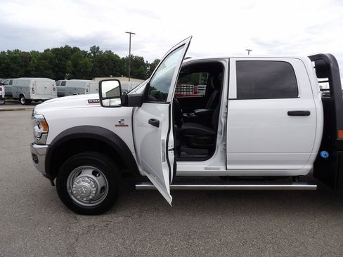 Used 2024 RAM 5500 Tradesman w/ Chrome Appearance Group AWD/4WD image 13