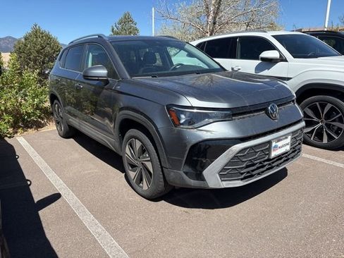 Used 2025 Volkswagen Taos SE AWD/4WD image 1