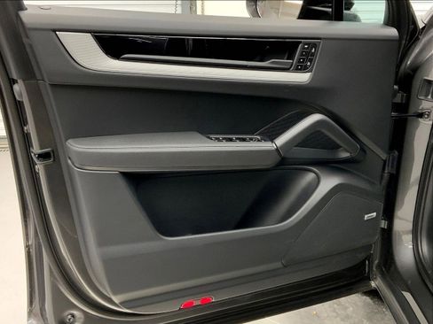 Used 2025 Porsche Cayenne image 27