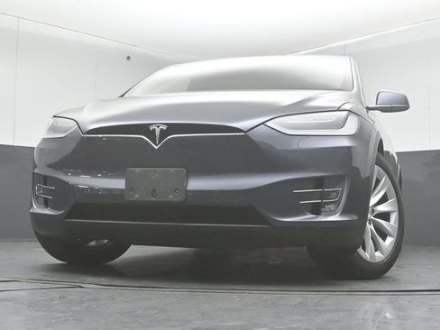 Used 2018 Tesla Model X 75D image 36