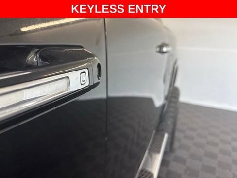Used 2019 RAM 1500 Laramie AWD/4WD image 3