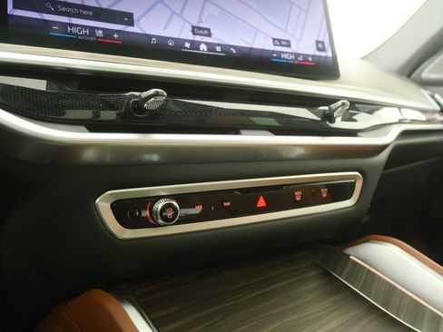 Used 2024 BMW X6 xDrive40i w/ Executive Package image 23