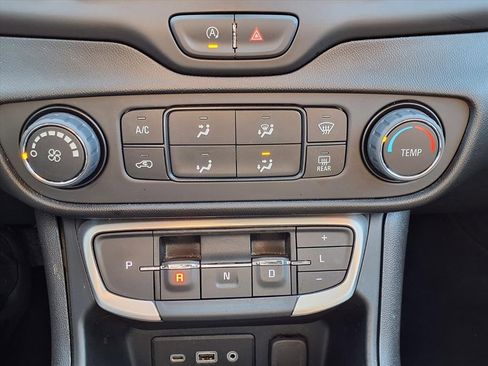 Used 2024 GMC Terrain SLE image 20