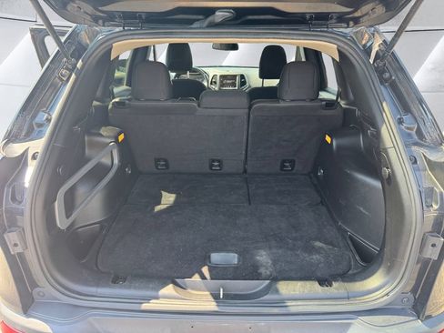 Used 2016 Jeep Cherokee Latitude w/ Cold Weather Group AWD/4WD image 13