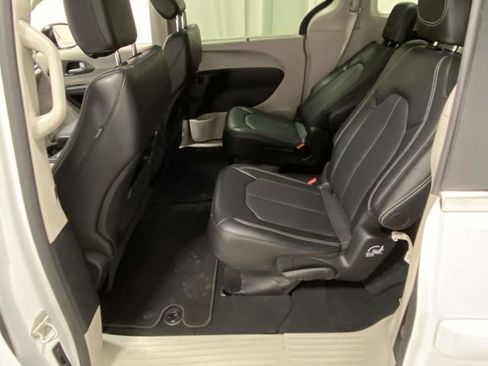 Used 2024 Chrysler Pacifica Touring-L image 8