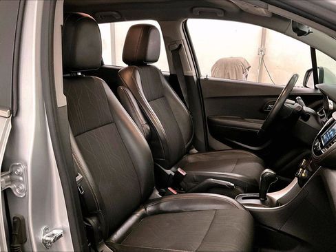 Used 2019 Chevrolet Trax LT w/ LT Convenience Package image 7