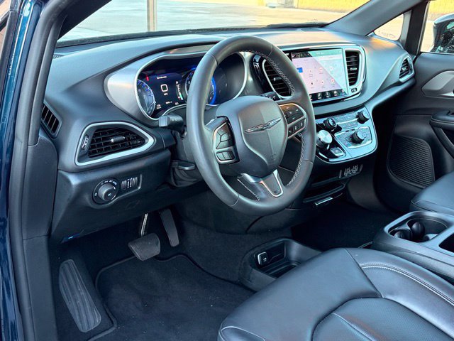 Used 2025 Chrysler Pacifica Select FWD image 12