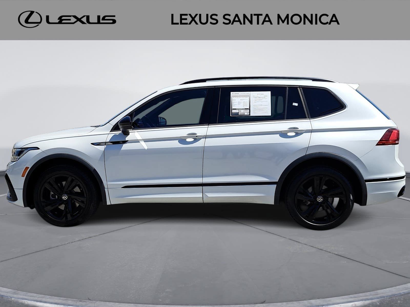 Used 2023 Volkswagen Tiguan SE R-Line FWD image 8