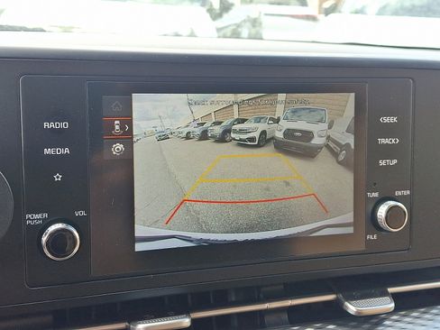 Used 2023 Kia Carnival LX FWD image 17
