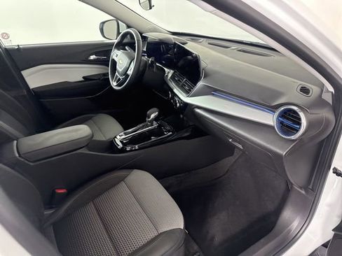 Used 2025 Chevrolet Trax LT w/ LT Convenience Package FWD image 16