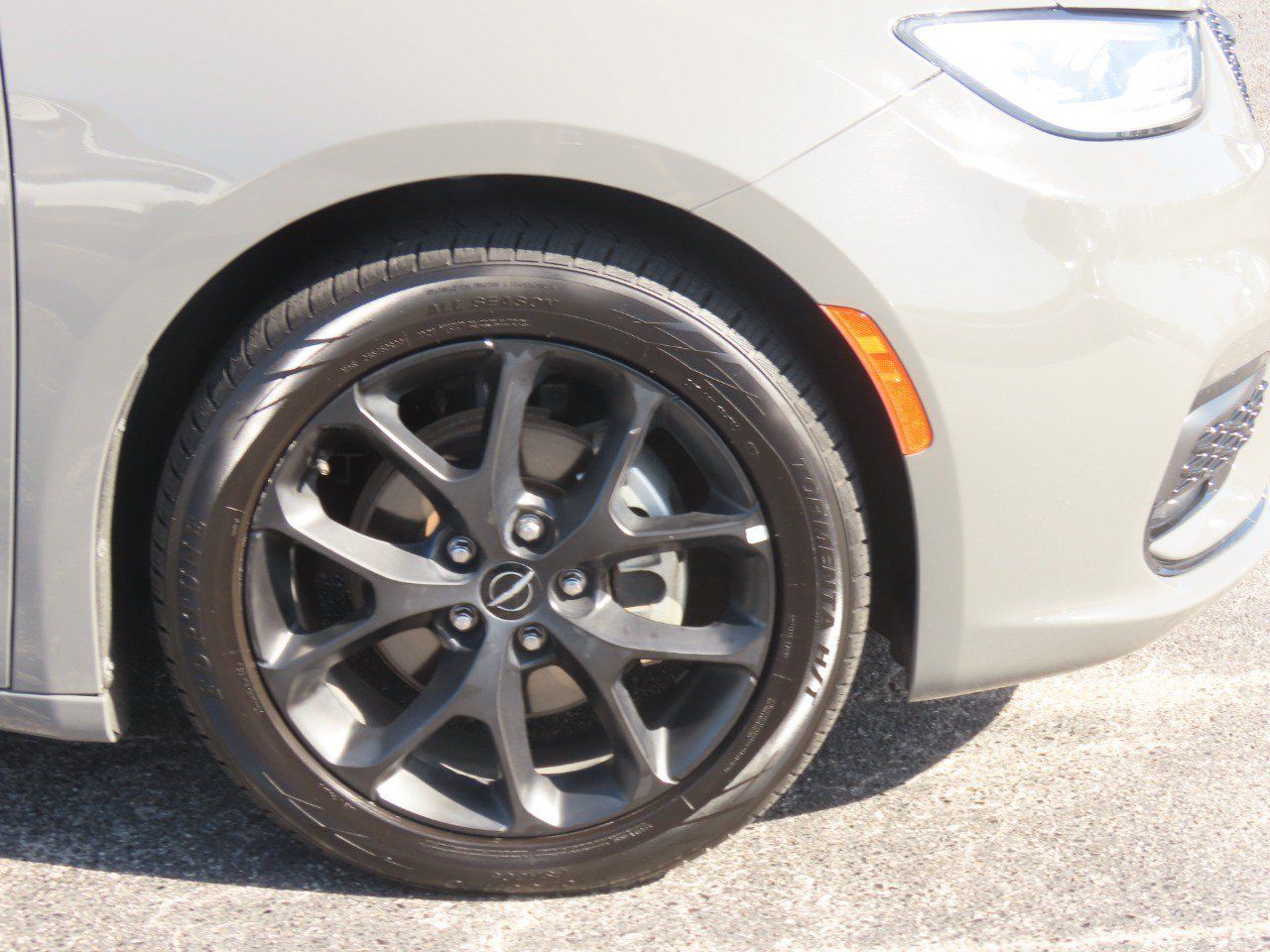 Used 2025 Chrysler Pacifica Limited FWD image 9