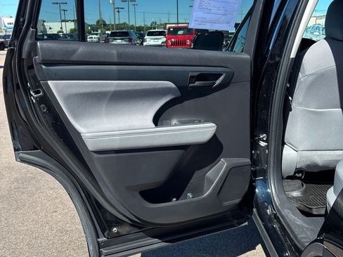 Used 2024 Toyota Highlander LE AWD/4WD image 22