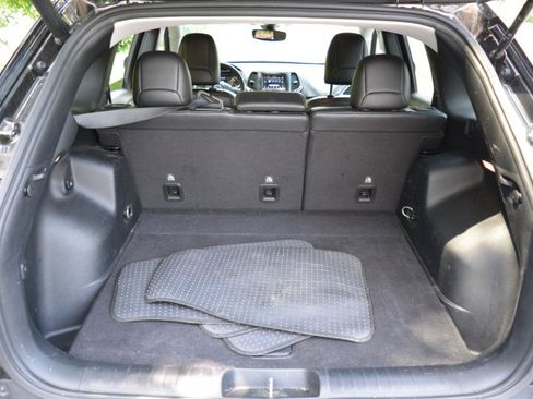 Used 2020 Jeep Cherokee Latitude Plus w/ Comfort/Convenience Group FWD image 14