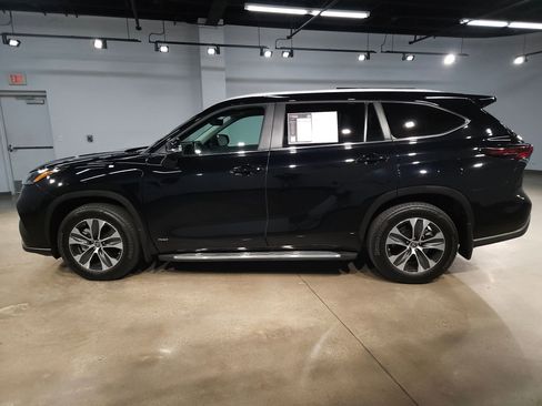 Certified 2025 Toyota Highlander XLE image 4