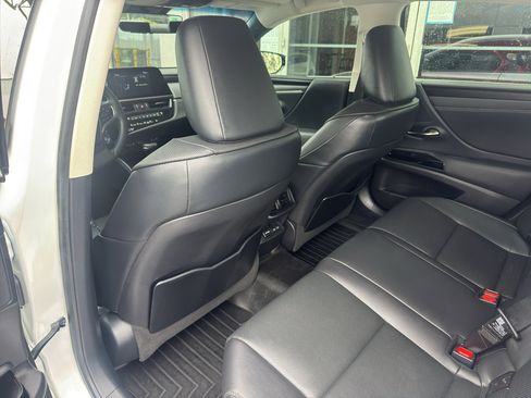 Used 2022 Lexus ES 300h w/ Premium Package image 7