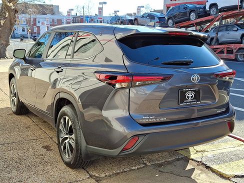 Used 2025 Toyota Highlander XLE image 4