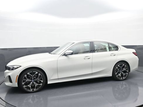 New 2025 BMW 330i xDrive Sedan w/ Convenience Package AWD/4WD image 4