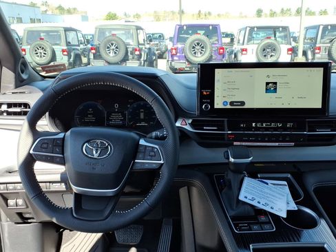 New 2026 Toyota Sienna XSE AWD/4WD image 8