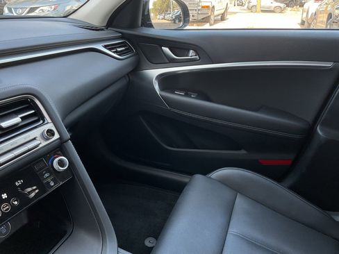 Used 2025 Genesis G70 2.5T image 35