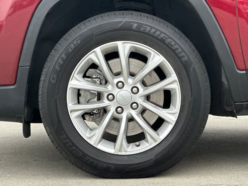 Used 2019 Jeep Cherokee Latitude w/ Popular Appearance Group image 24