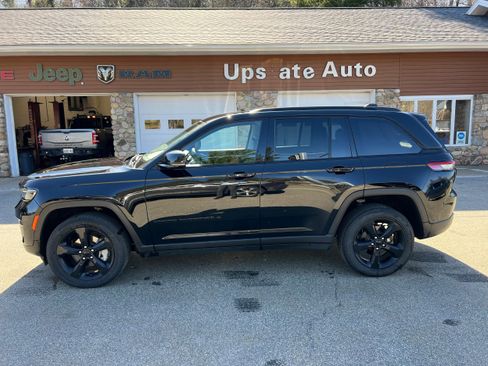 Used 2023 Jeep Grand Cherokee Limited w/ Black Appearance Package AWD/4WD image 8