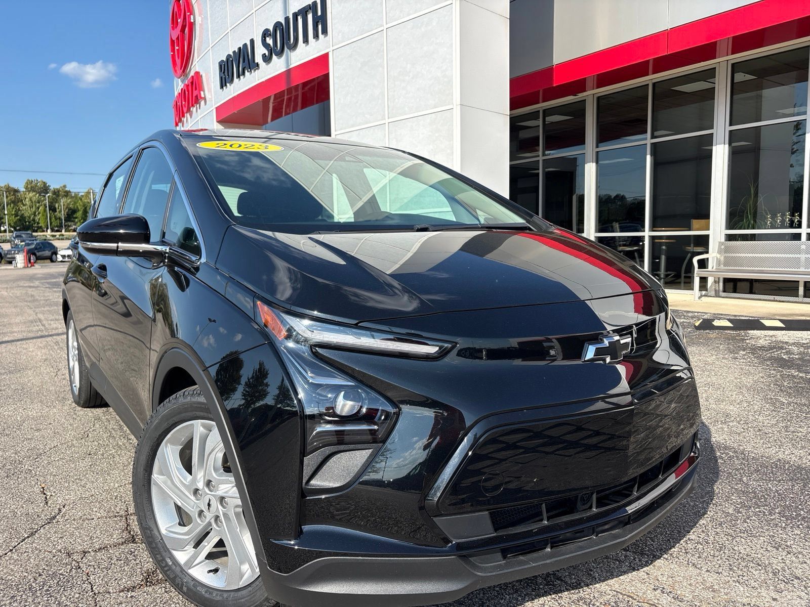 Used 2023 Chevrolet Bolt LT FWD image 1