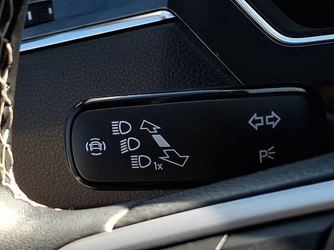 Certified 2023 Volkswagen Tiguan SE FWD image 25
