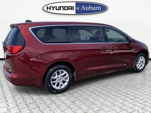 Used 2023 Chrysler Voyager LX FWD image 5