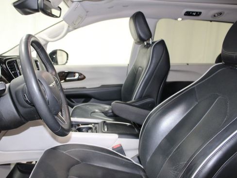 Used 2023 Chrysler Pacifica Limited FWD image 13