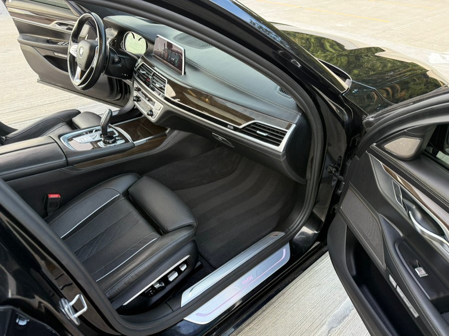 Used 2017 BMW 750i xDrive AWD/4WD image 18