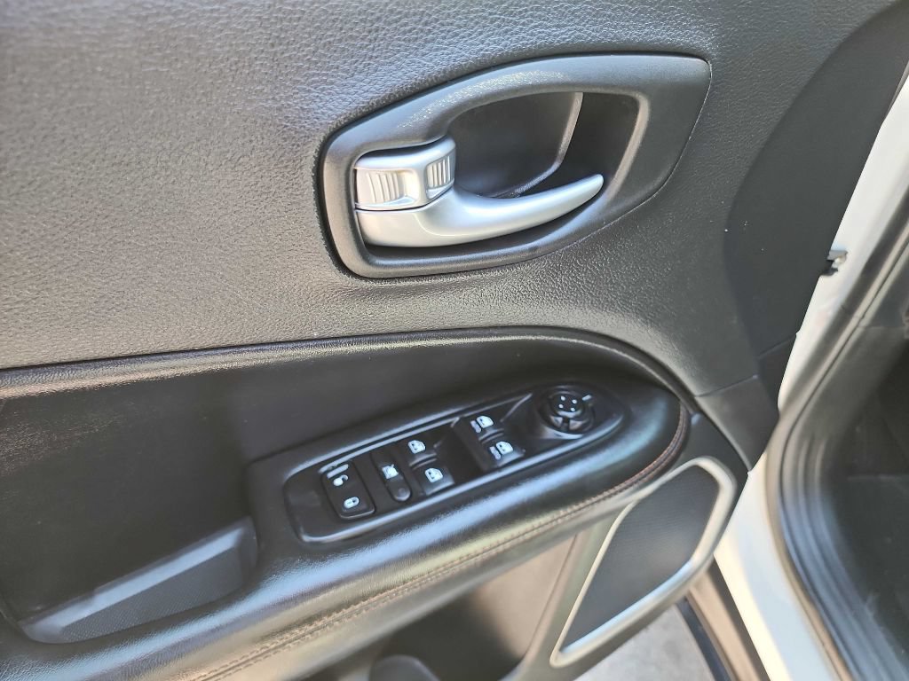 Used 2020 Jeep Compass Limited AWD/4WD image 16