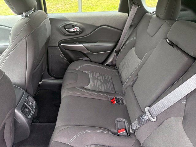 Used 2022 Jeep Cherokee Latitude AWD/4WD image 36