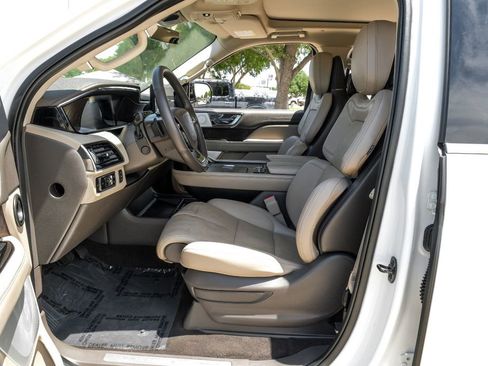 Used 2023 Lincoln Navigator L Reserve RWD image 4