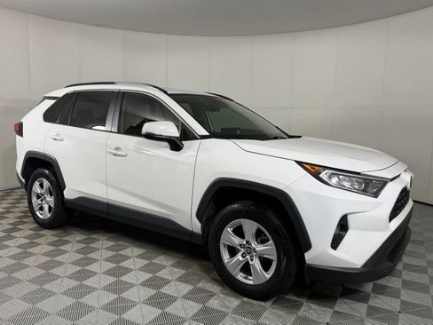 Used 2019 Toyota RAV4 XLE w/ Convenience Package FWD image 10