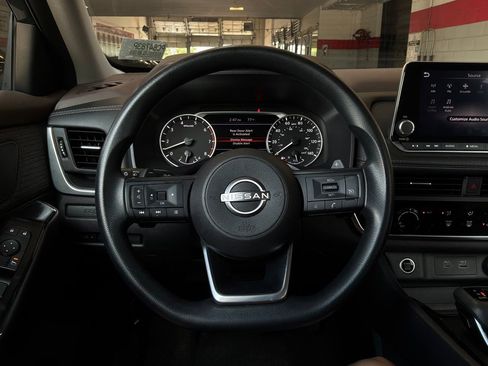Used 2023 Nissan Rogue S FWD image 31