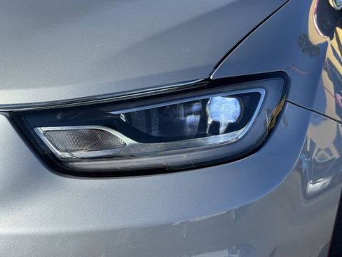 Used 2024 Chrysler Pacifica Touring-L image 9