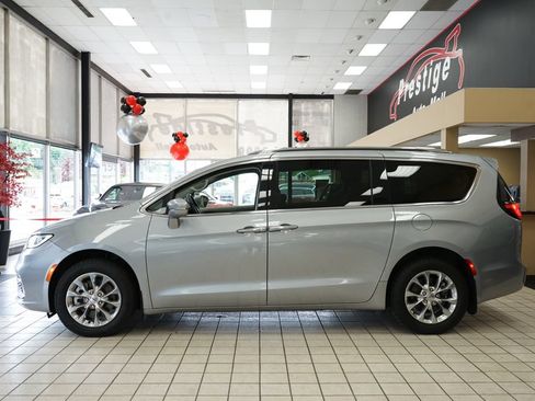 Used 2021 Chrysler Pacifica Touring-L w/ Uconnect Theater Family Group AWD/4WD image 4