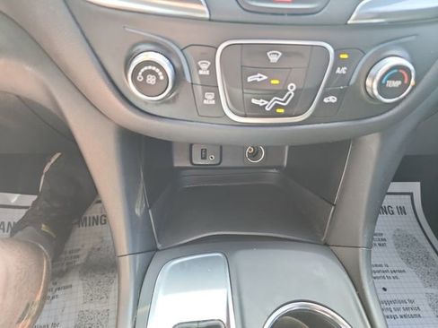 Used 2018 Chevrolet Equinox LT image 27