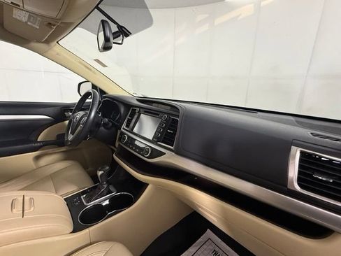 Used 2014 Toyota Highlander XLE FWD image 29