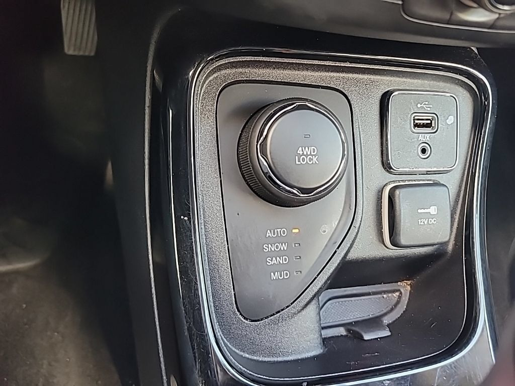 Used 2017 Jeep Compass Limited w/ Navigation Group AWD/4WD image 13