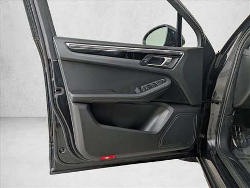 Certified 2023 Porsche Macan AWD/4WD image 13