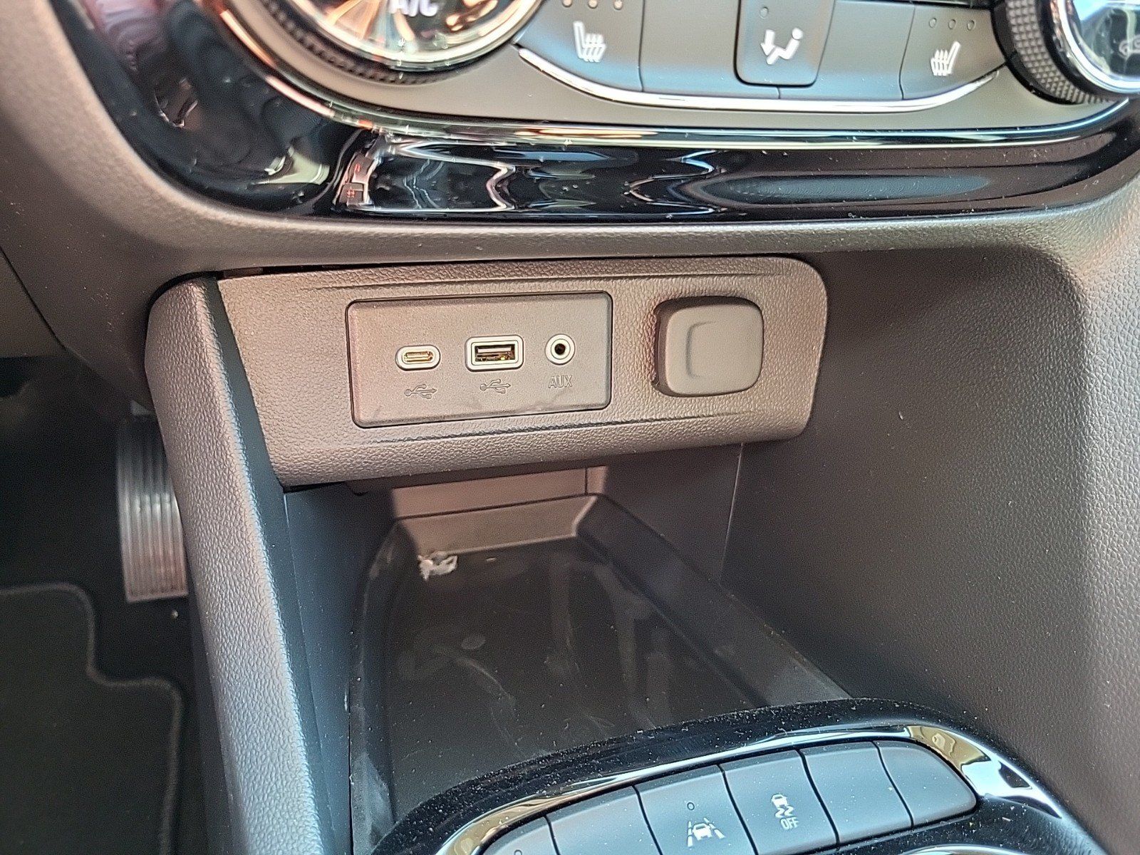 Used 2023 Buick Encore GX Select w/ Sport Touring Package FWD image 22