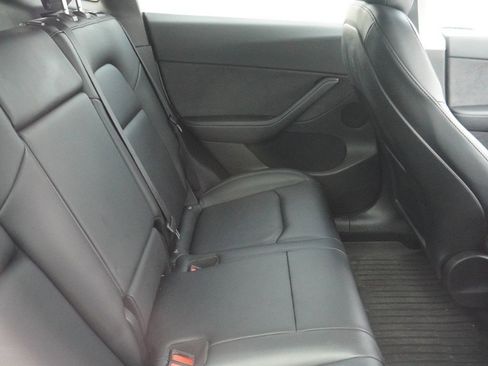 Used 2022 Tesla Model Y Long Range image 11