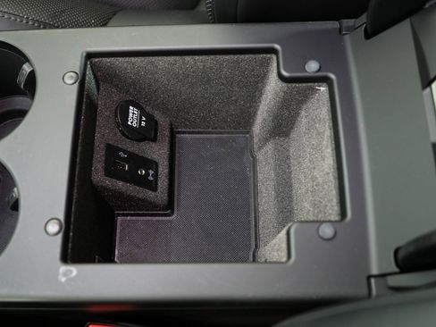 Certified 2018 Porsche Macan image 31