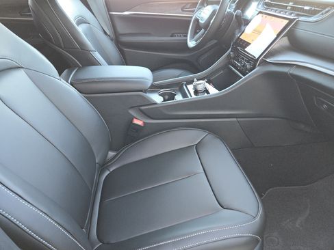 New 2025 Jeep Grand Cherokee Limited w/ Black Appearance Package image 12