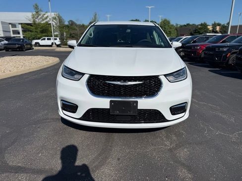 Certified 2023 Chrysler Pacifica Touring-L FWD image 9