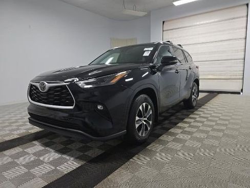 Used 2024 Toyota Highlander XLE image 1