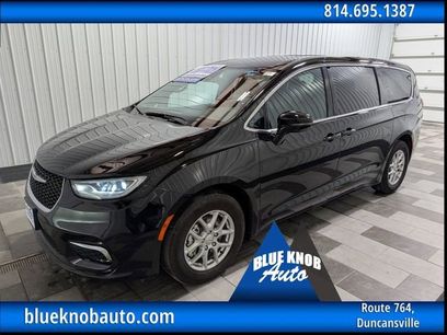 Used 2025 Chrysler Pacifica Select
