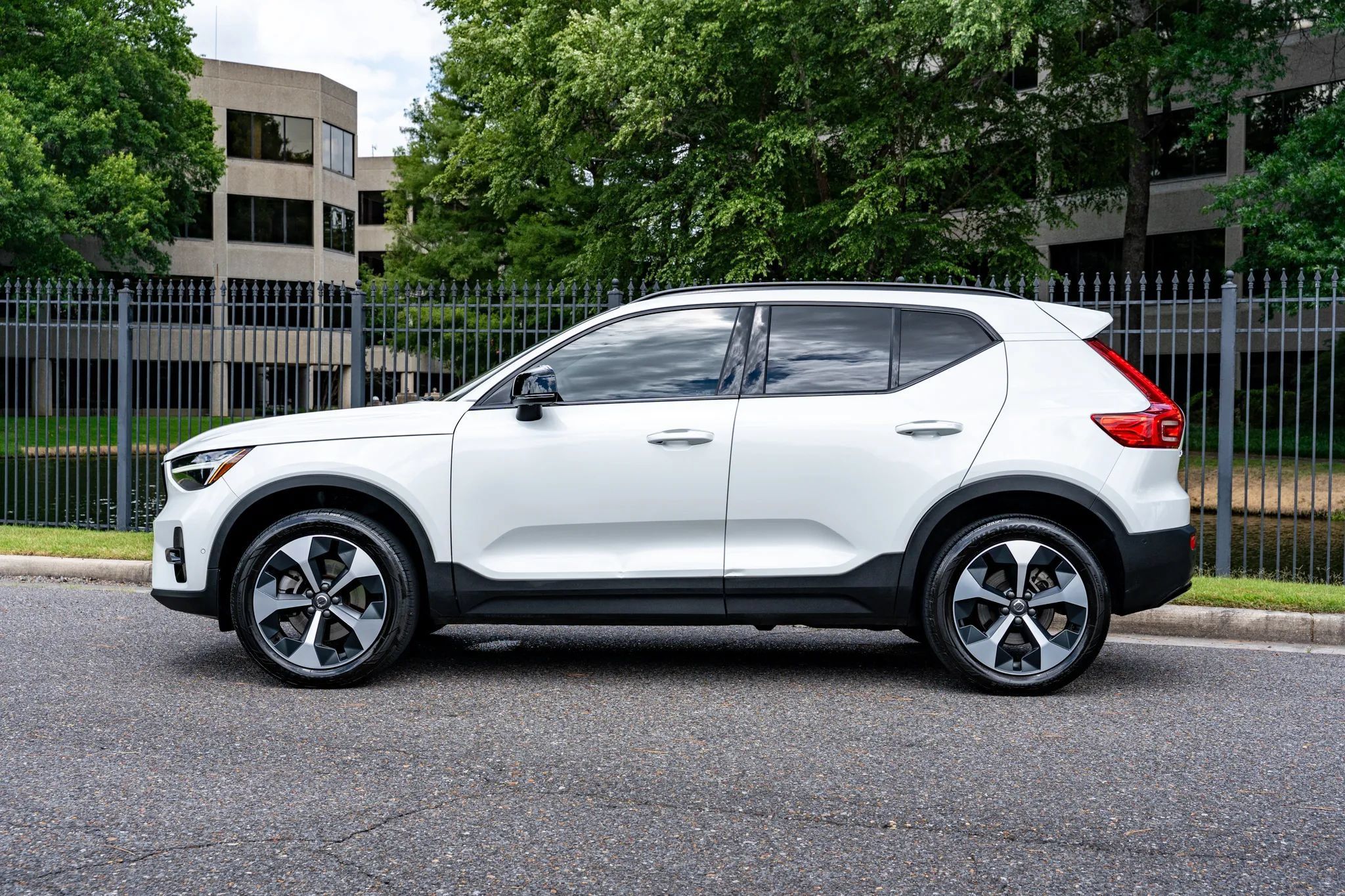 Used 2024 Volvo XC40 B5 Plus AWD/4WD image 9